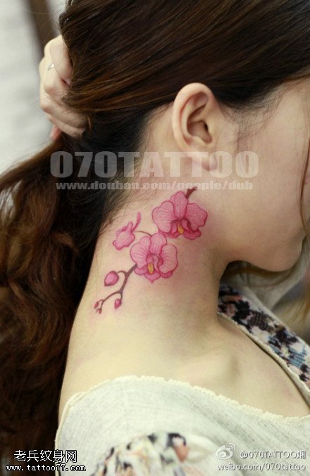 女性颈部彩色梅花纹身图案