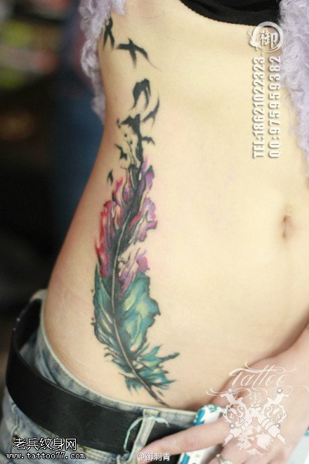 女性侧腰彩色泼墨羽化燕纹身图案