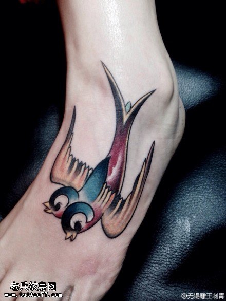 脚背彩色双头燕子纹身图案