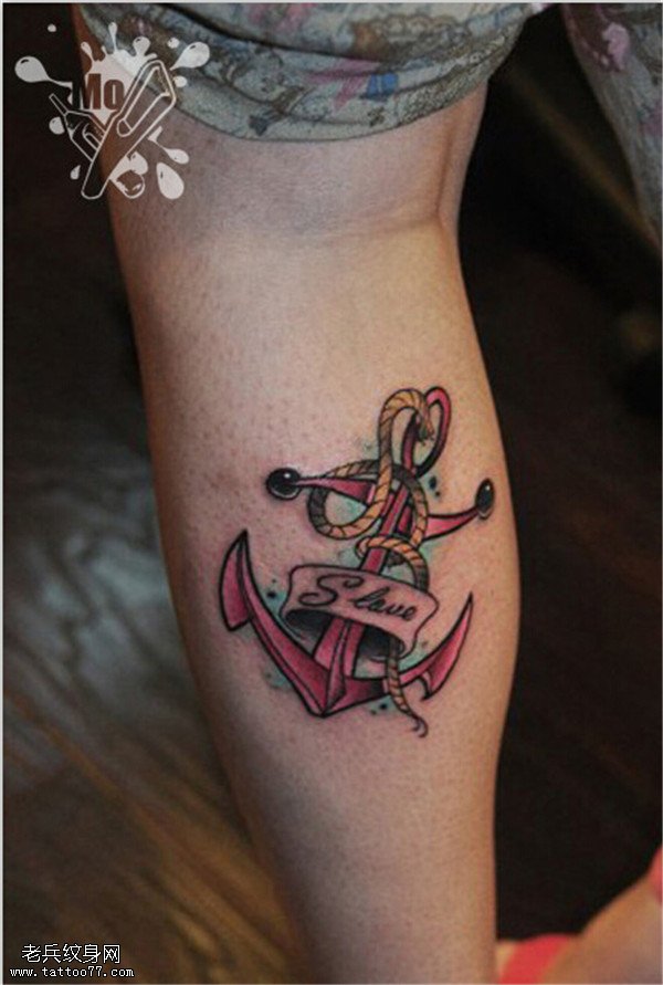 腿部彩色船锚字母纹身图案