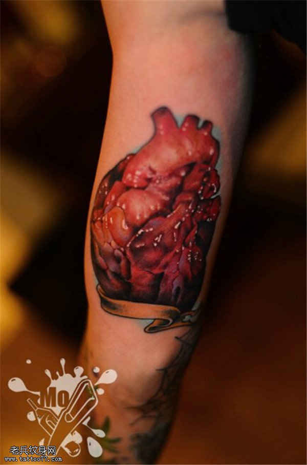 手臂彩色个性心脏纹身图案