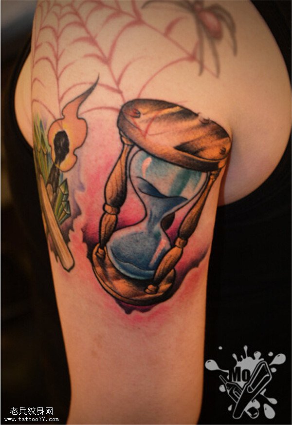 手臂彩色沙漏纹身图案