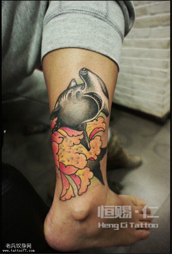 腿部彩色school鲨鱼纹身图案