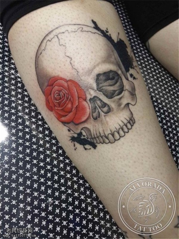 腿部骷髅玫瑰纹身图案
