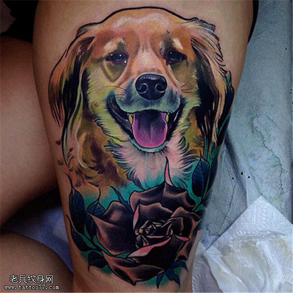 腿部彩色写实汪星人玫瑰纹身图案