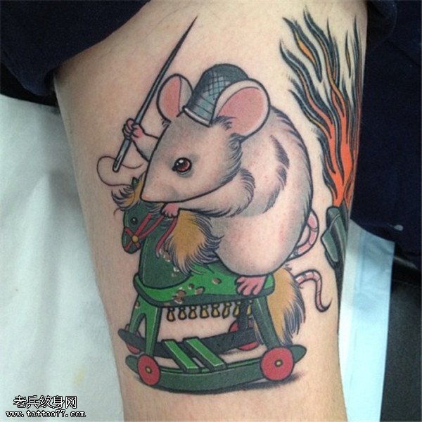 腿部彩色卡通木马老鼠纹身图案