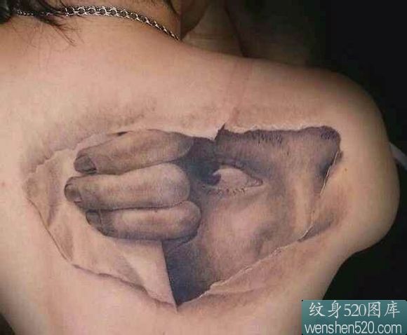 后背上的3d窥视纹身图案