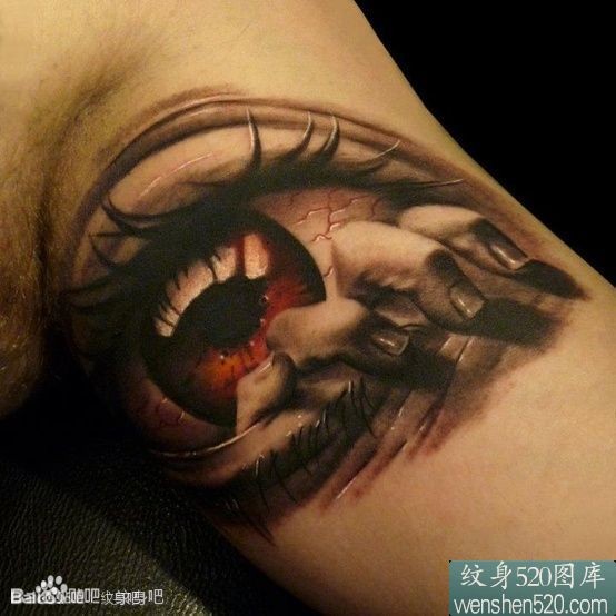 手臂上的逼真3d大眼睛纹身