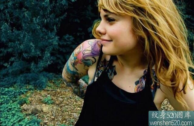一组短发美女刺青套图