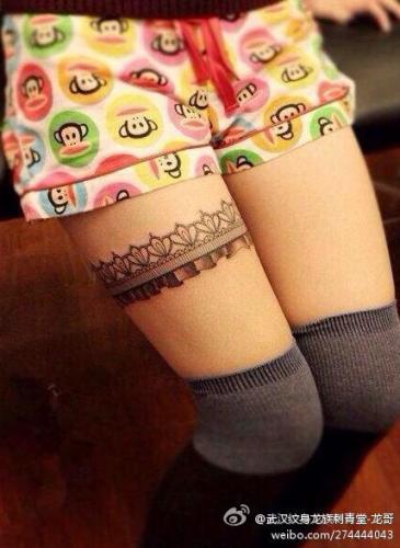 纹身秀图吧作品:女生腿部蕾丝结纹身