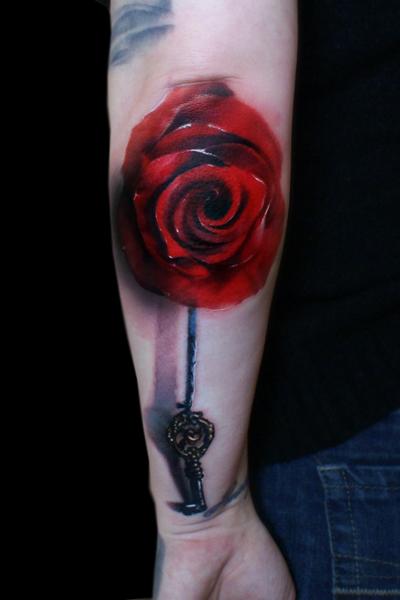 手臂玫瑰钥匙纹身图案