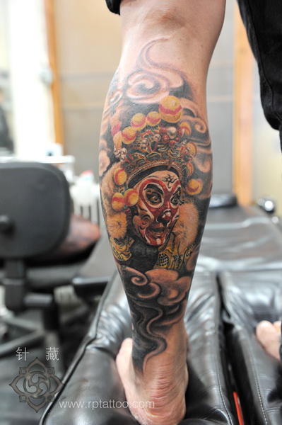 上海纹身秀图吧针藏刺青作品:小腿脸谱肖像纹身