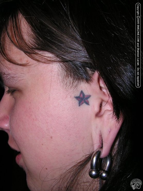 耳部星星纹身图案