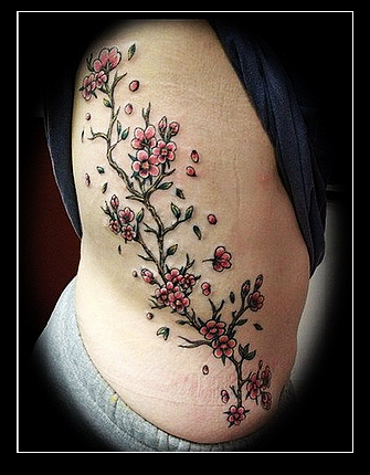 侧腰梅花纹身图案