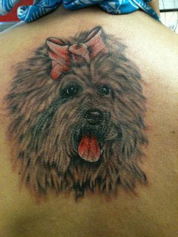 美女背部小狗纹身图案