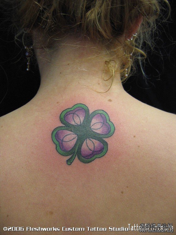 后背四叶草纹身图案