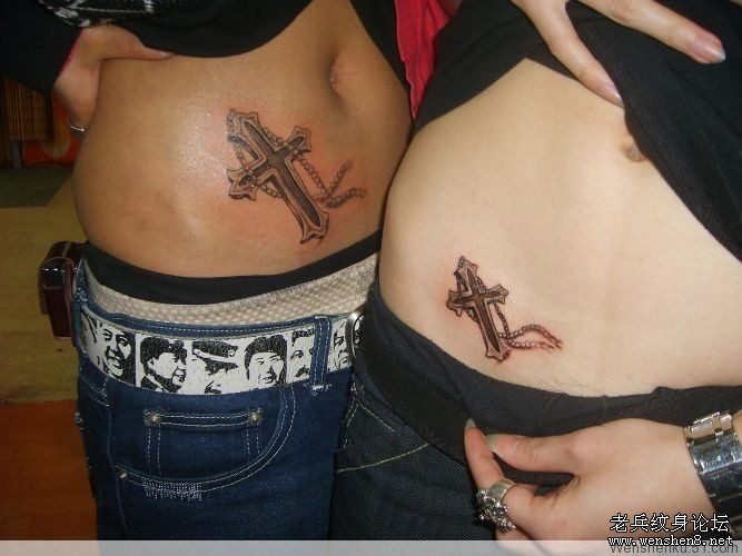 情侣纹身图案:经典情侣十字架吊链纹身图案
