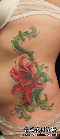 腰部漂亮的百合纹身图案