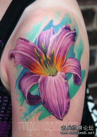 手臂百合花纹身图案
