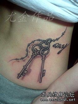 专业纹身:美女腰部钥匙文身图案图片