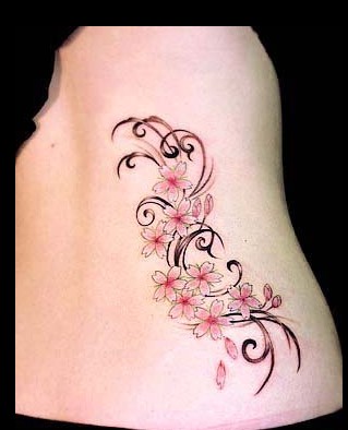 纹身图片：侧腰樱花纹身图案