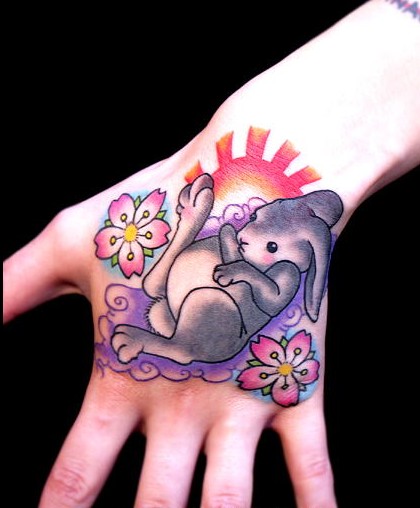 手背可爱的兔子纹身图案