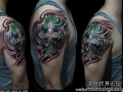 十字架纹身图案:手臂十字架三叶草纹身图案