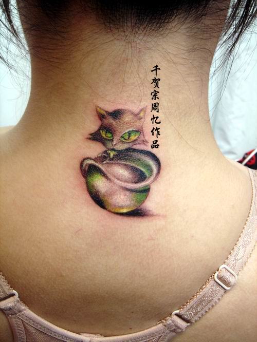 女性颈子图腾猫咪纹身图案