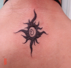 一款颈后永不过时的图腾太阳纹身图案
