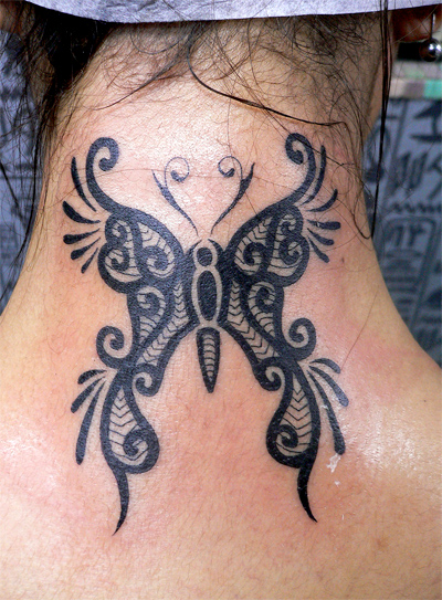 MM颈部图腾蝴蝶纹身图片