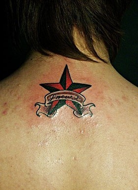 男人后颈部五角星纹身图案