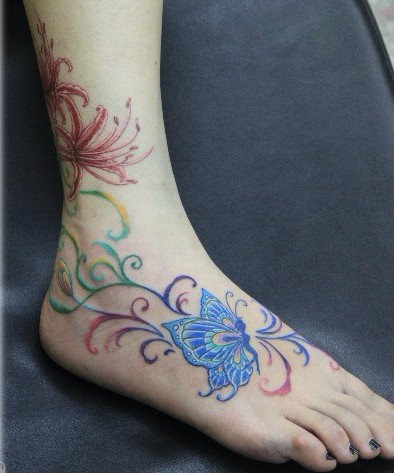 女人纹身图案:脚部彩色蝴蝶精灵藤蔓纹身图案