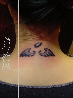 美眉颈部翅膀纹身图案