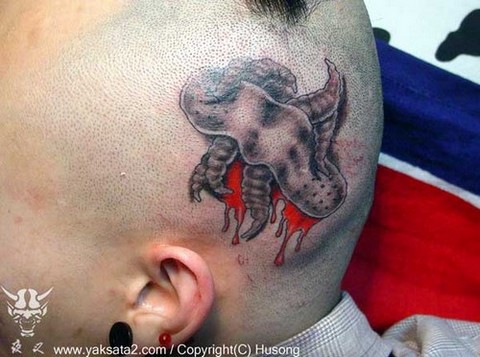 头部滴血小怪纹身图案