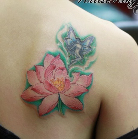 女人纹身图案:肩部彩色莲花精灵纹身图案