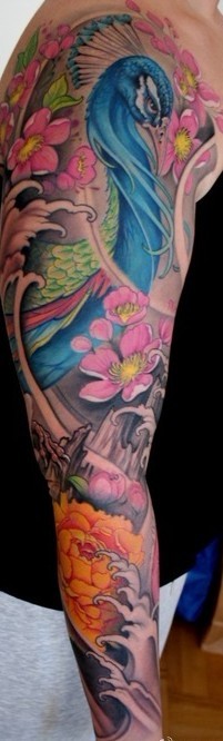 手臂彩色孔雀樱花纹身图案