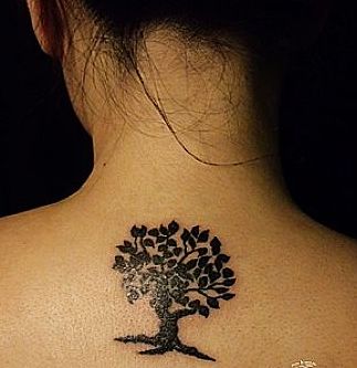 颈部纹身图案：颈部图腾树纹身图案