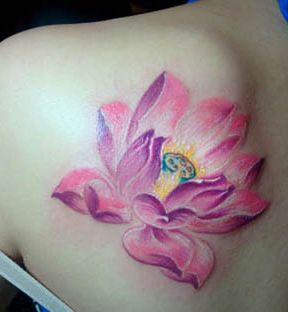 莲花纹身图案：肩部彩色莲花纹身图案