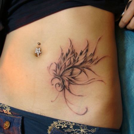 腹部纹身图案：腹部蝴蝶纹身图案