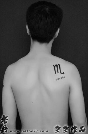 一款肩部星座图腾标志文字纹身图案