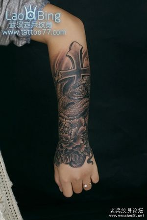 蛇纹身图案:手臂蛇牡丹十字架纹身图案
