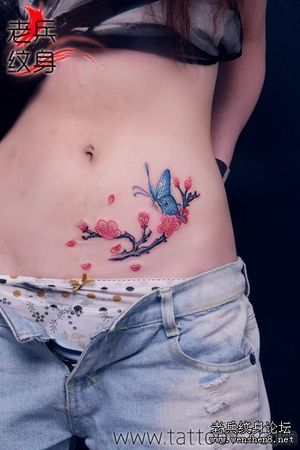 美女腹部彩色樱花蝴蝶纹身图案