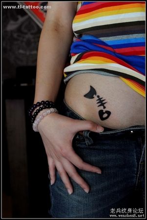 腹部纹身图案:美女腹部图腾鱼骨纹身图案