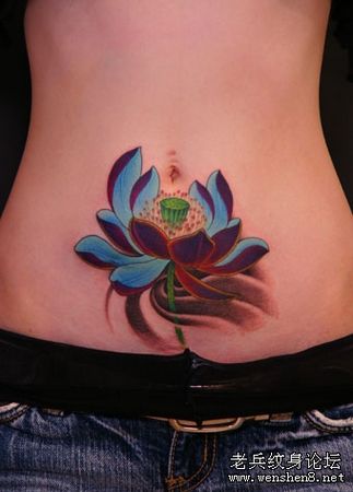 美女腹部彩色莲花纹身图案