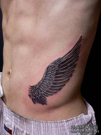 腹部纹身图案:一款腹部翅膀纹身图案
