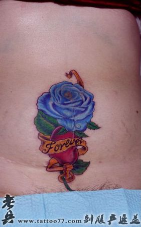 美女腹部彩色爱心玫瑰花纹身图案