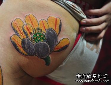 美女臀部的一款彩色莲花荷花纹身图案