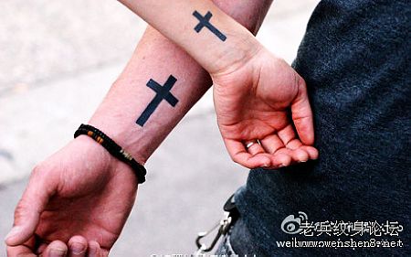 情侣纹身：手臂情侣图腾十字架纹身图案