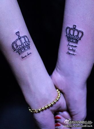 情侣纹身:手臂情侣皇冠文字纹身图案