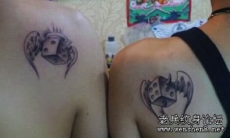 一款情侣色子翅膀纹身